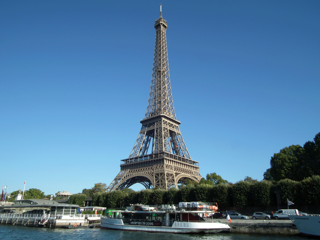 Tour Eiffel depuis le bateau mouche – Classe découverte de Paris