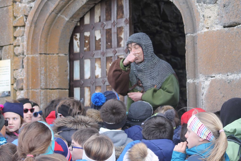 Accueil au Chateau de Murol - Classe découverte Volcans