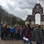 Devant monument cimetière anglais - Classe découverte Grande Guerre
