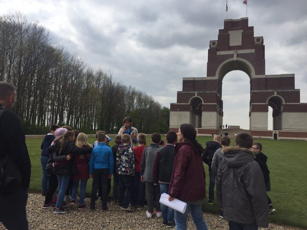 Devant monument cimetière anglais - Classe découverte Grande Guerre