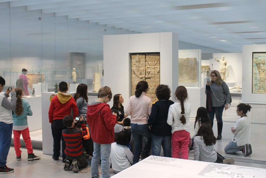 Devant une œuvre du Louvre Lens - Classe découverte Hauts de France