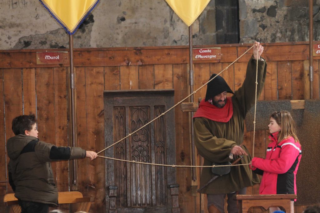 Démonstrations-château de Murol - Classe découverte Volcans