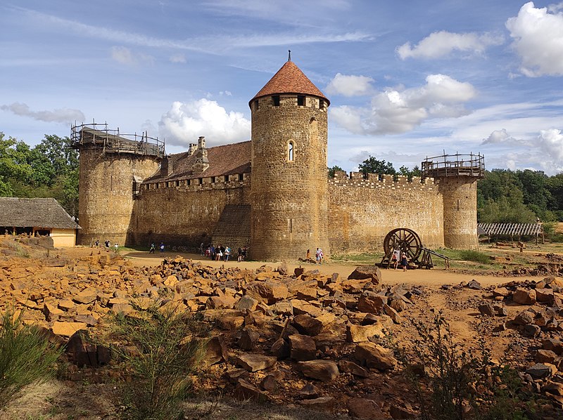 chateau de guédelon de loin