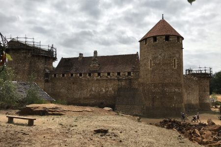 Chateau de Guedelon derrière 2020