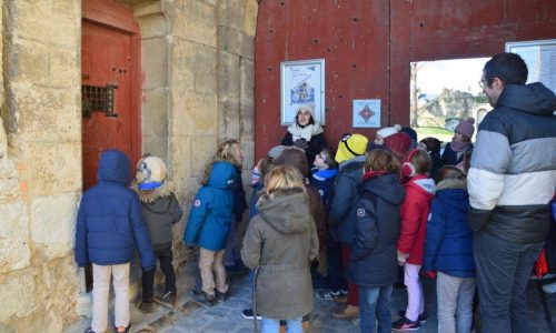 Devant le Château de Blandy les Tours - Classe découverte Moyen Age