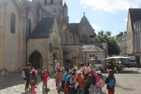 Groupe devant la cathédrale - Classe découverte Futuroscope