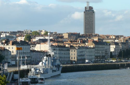 Ancien observatoire de la Marine - Nantes -  Vue depuis la butte Sainte-Anne - De gauche à droite Notre-Dame-du-Bon-Port, l'escorteur d'escadre Maillé-Brézé, la tour de l'ancien observatoire de la Marine, la tour de Bretagne